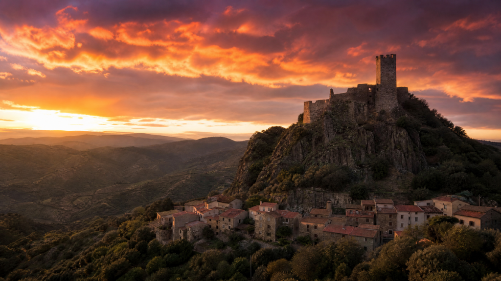 Castello medievale di Burgos al tramonto